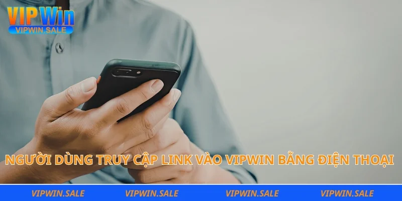 Người dùng truy cập link vào Vipwin bằng điện thoại thông minh hiện đại